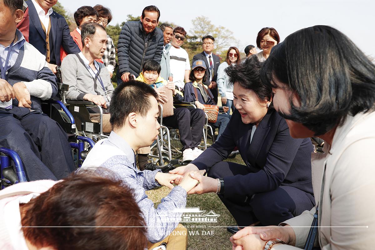 김정숙 여사, 청와대에 방문한 장애인 단체 격려