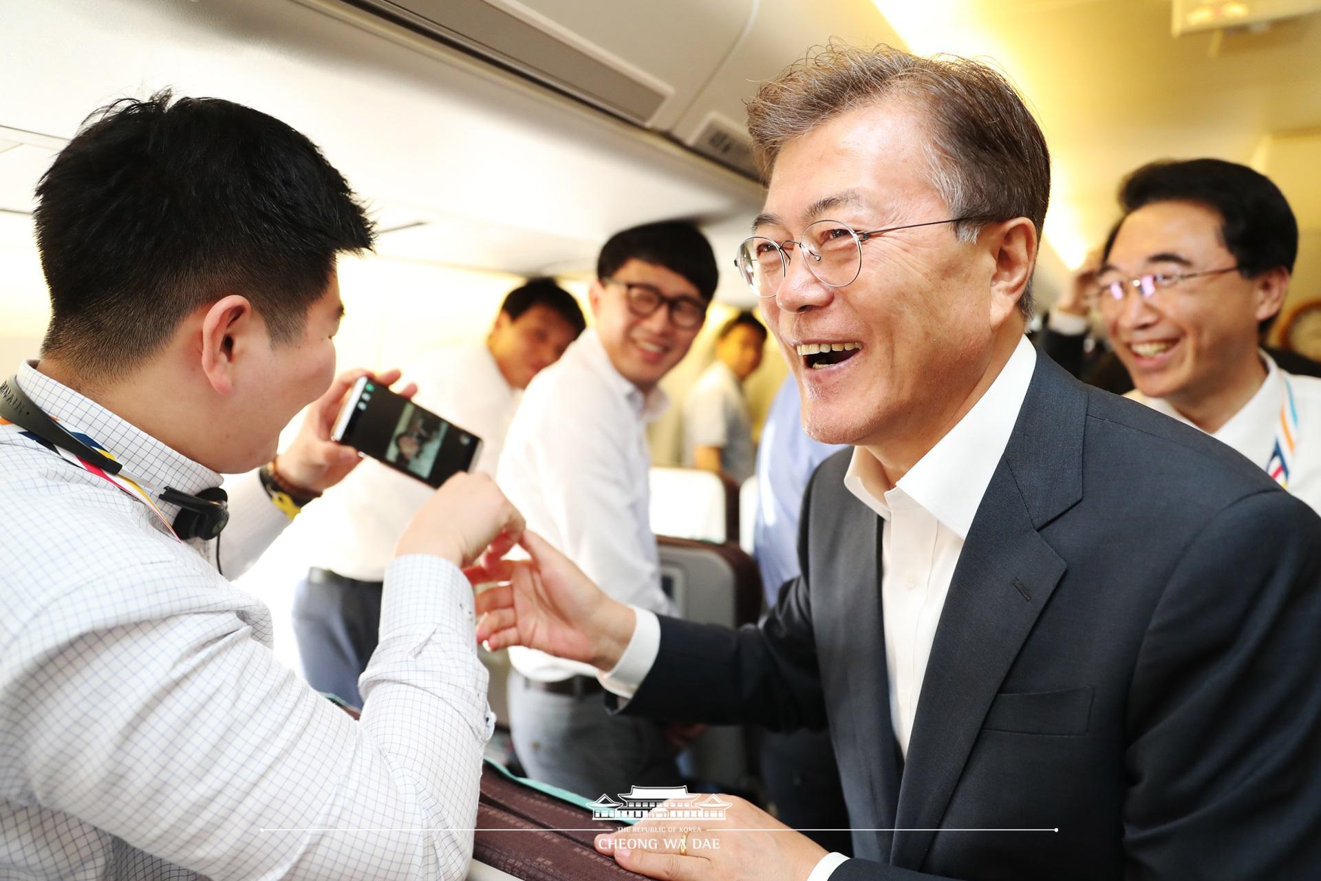 G20_한국 오는 비행기안