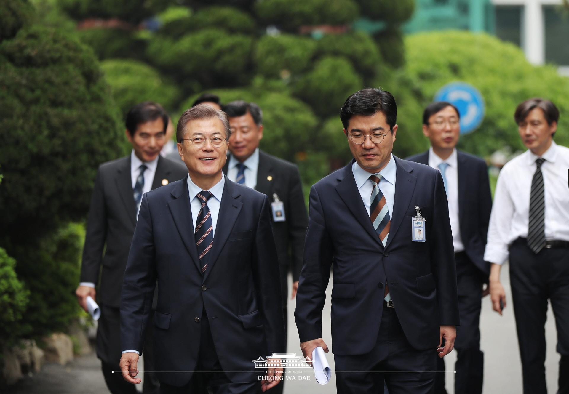 문재인 대통령_청와대 기능직원 오찬 및 산책 여민관