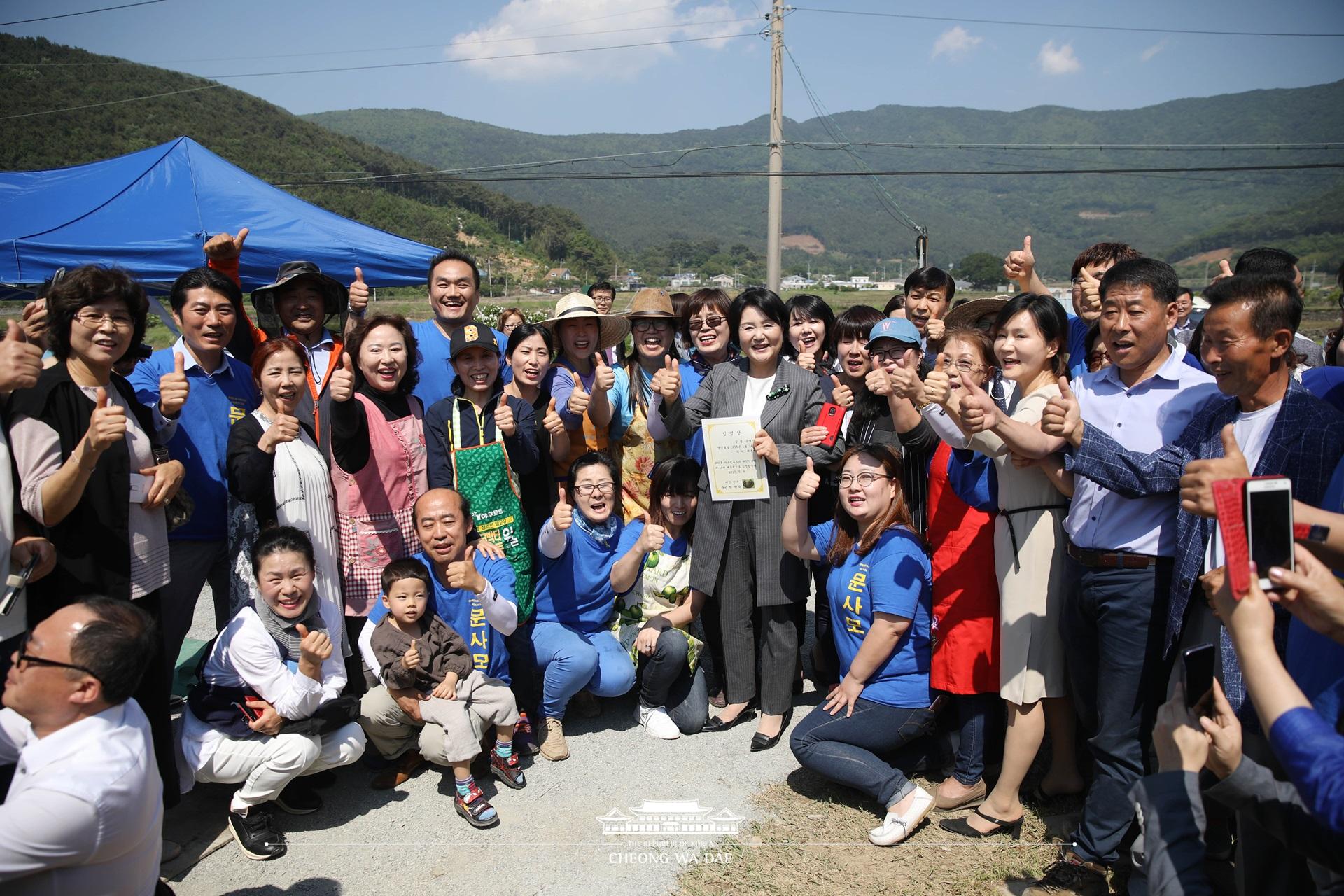 김정숙 여사_거제생가 마을회관 방문