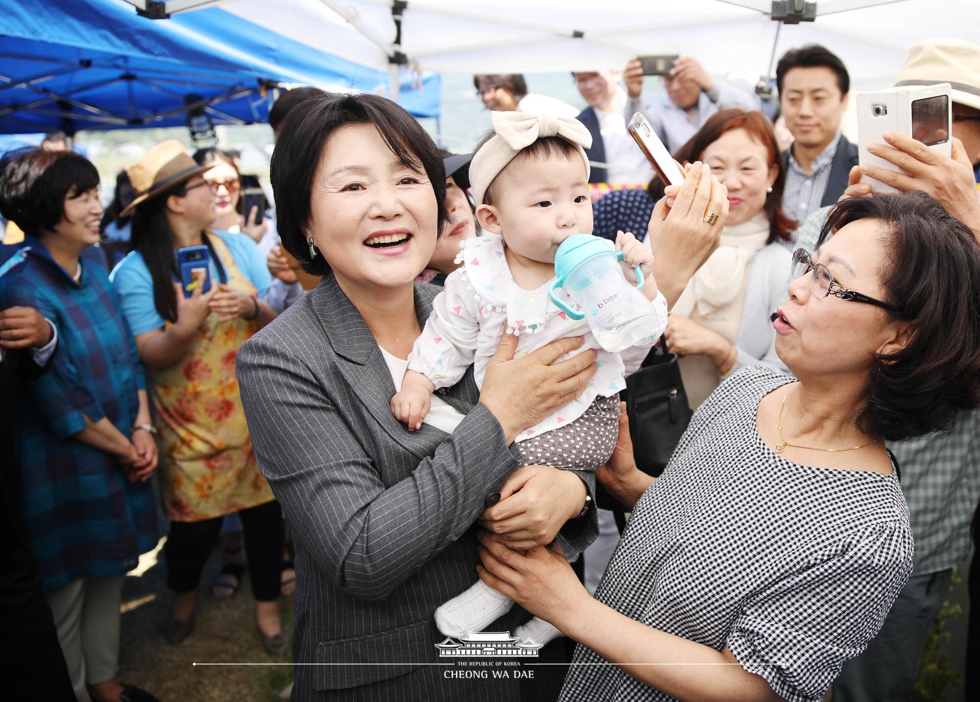 김정숙 여사_거제생가 마을회관 방문