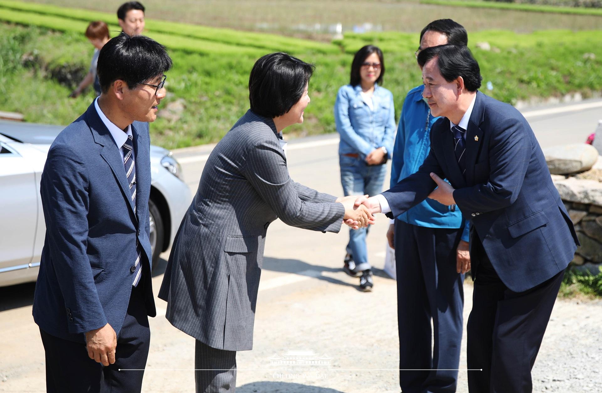 김정숙 여사_거제생가 마을회관 방문