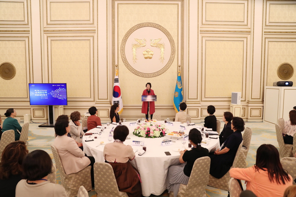 김정숙 여사 세계한민족여성네트워크 참가자 초청 간담회