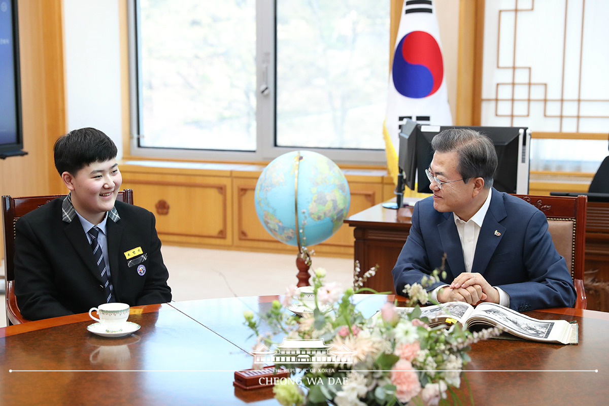 안중근의사 사건공판 속기록 등 기증한 학생 가족과 환담