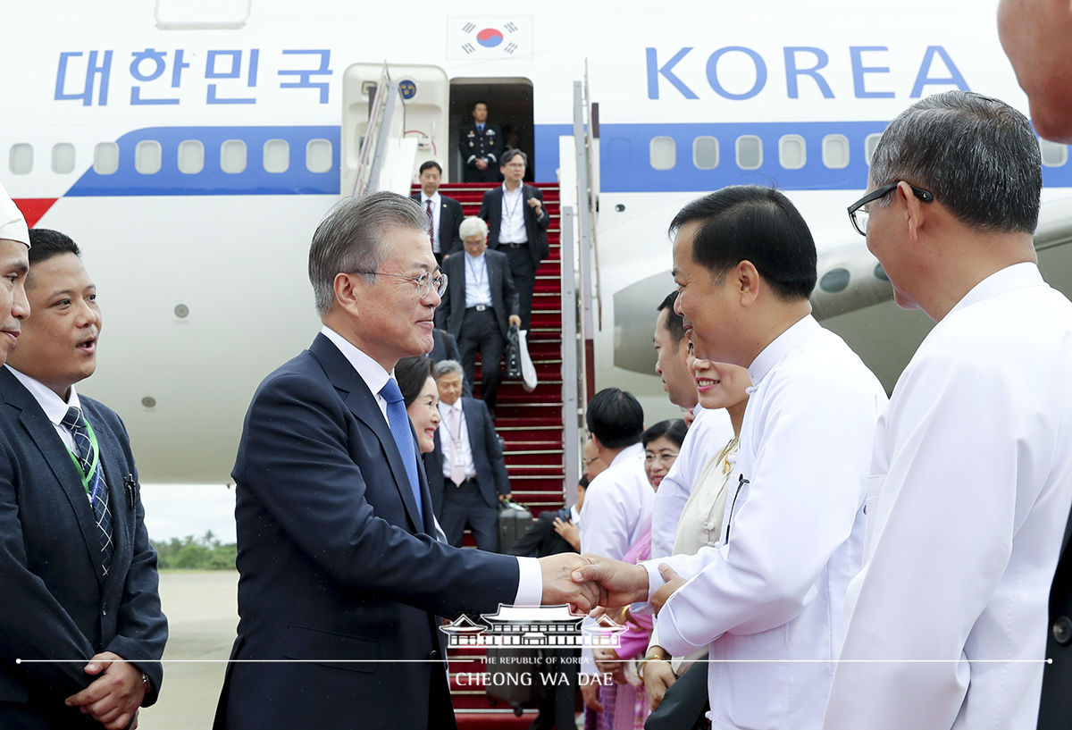 미얀마 네피도 공항 도착 행사