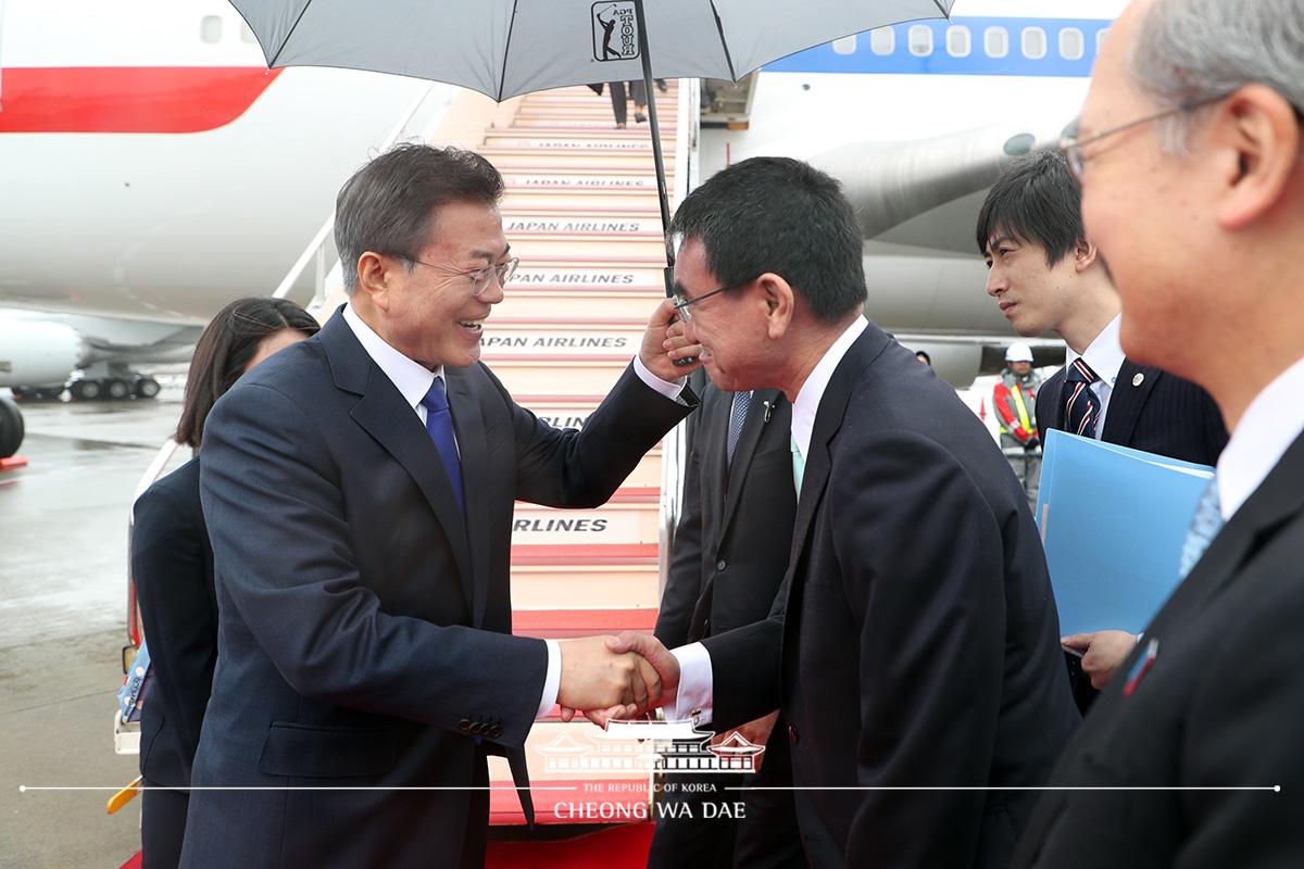 일본 공항 도착 행사