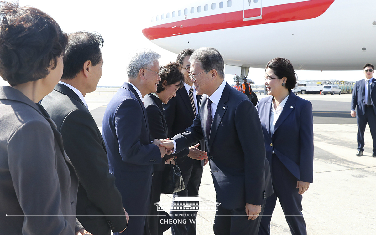 뉴욕 공항 도착 행사