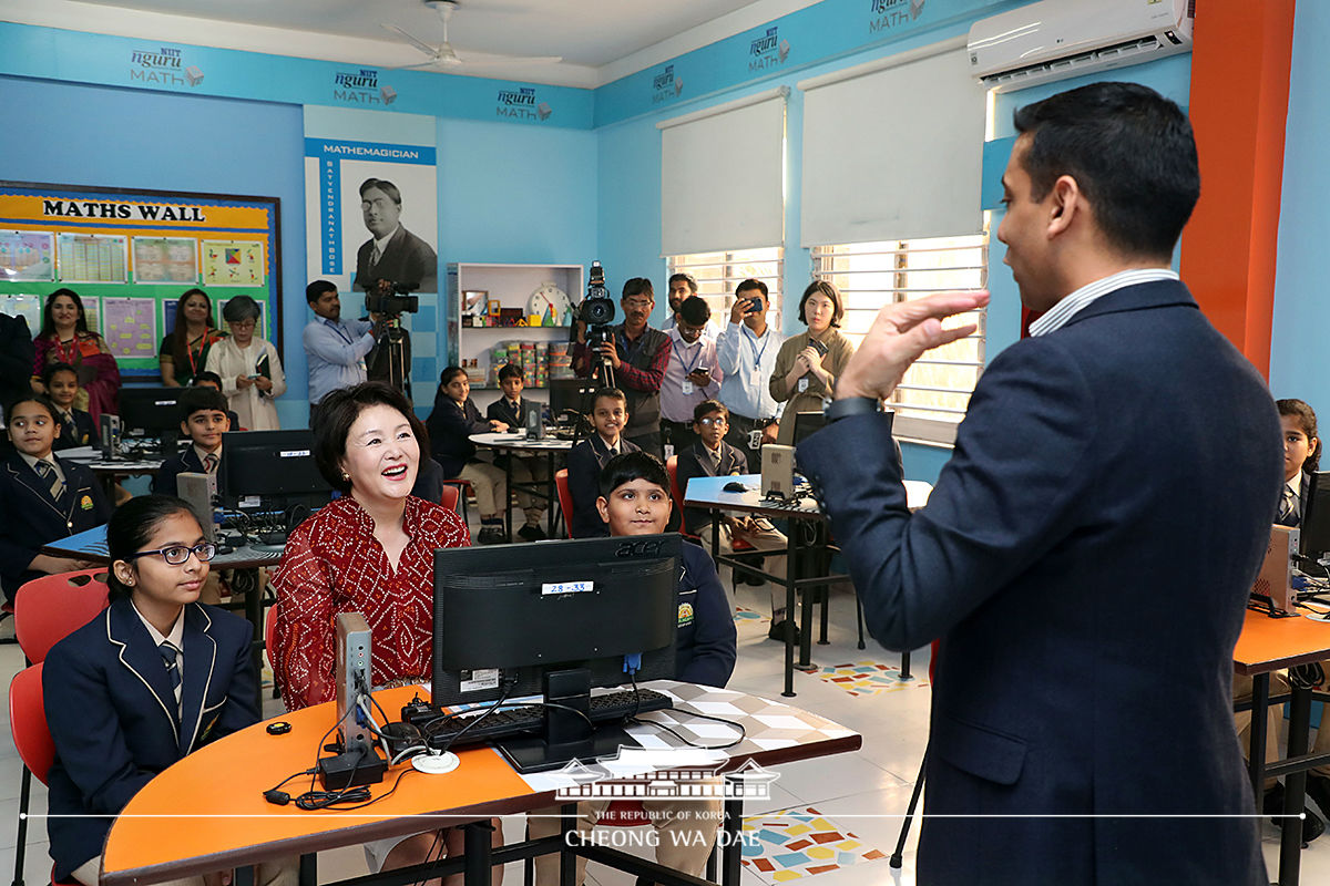 김정숙 여사, 뉴델리 학교 스타트업 시연현장 방문