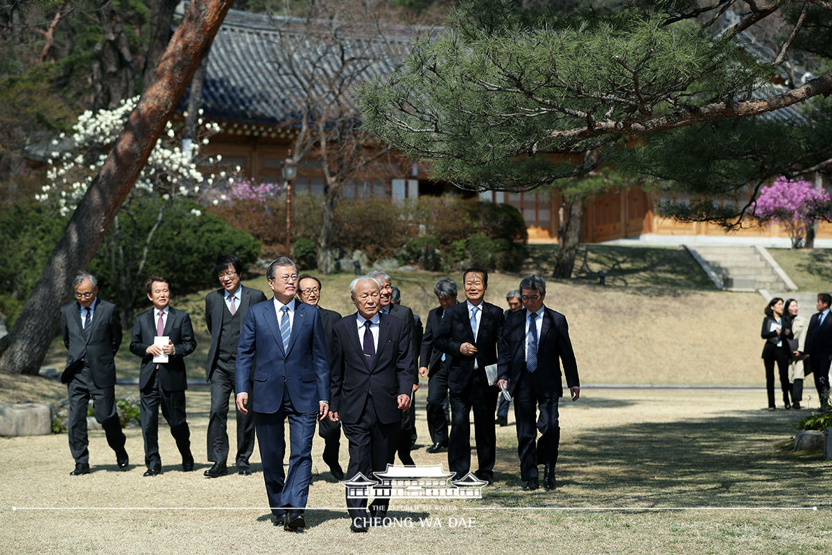 경제계 원로들과 경내 산책