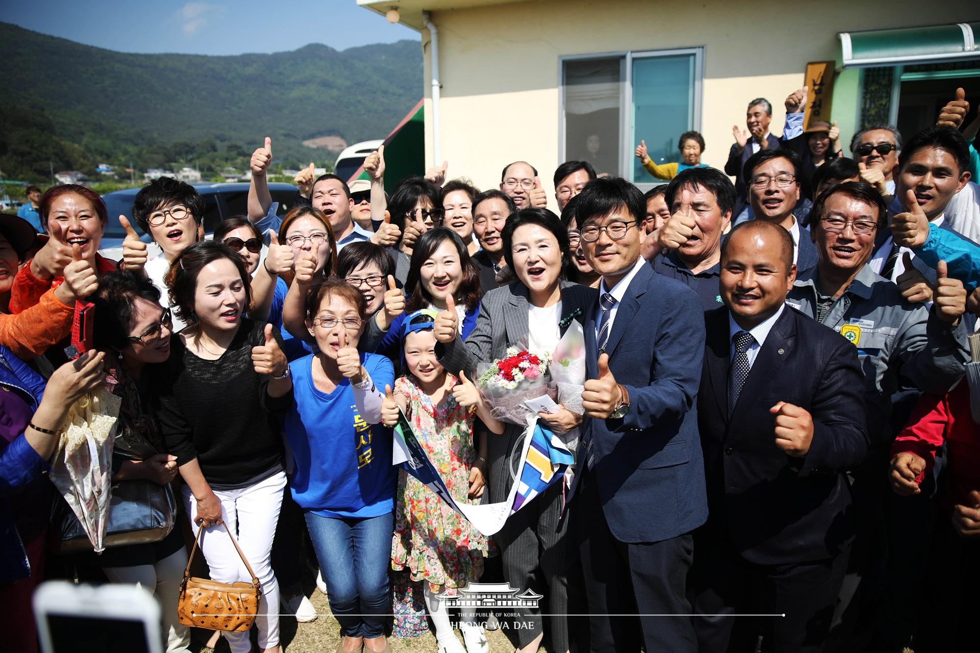 김정숙 여사_거제생가 마을회관 방문