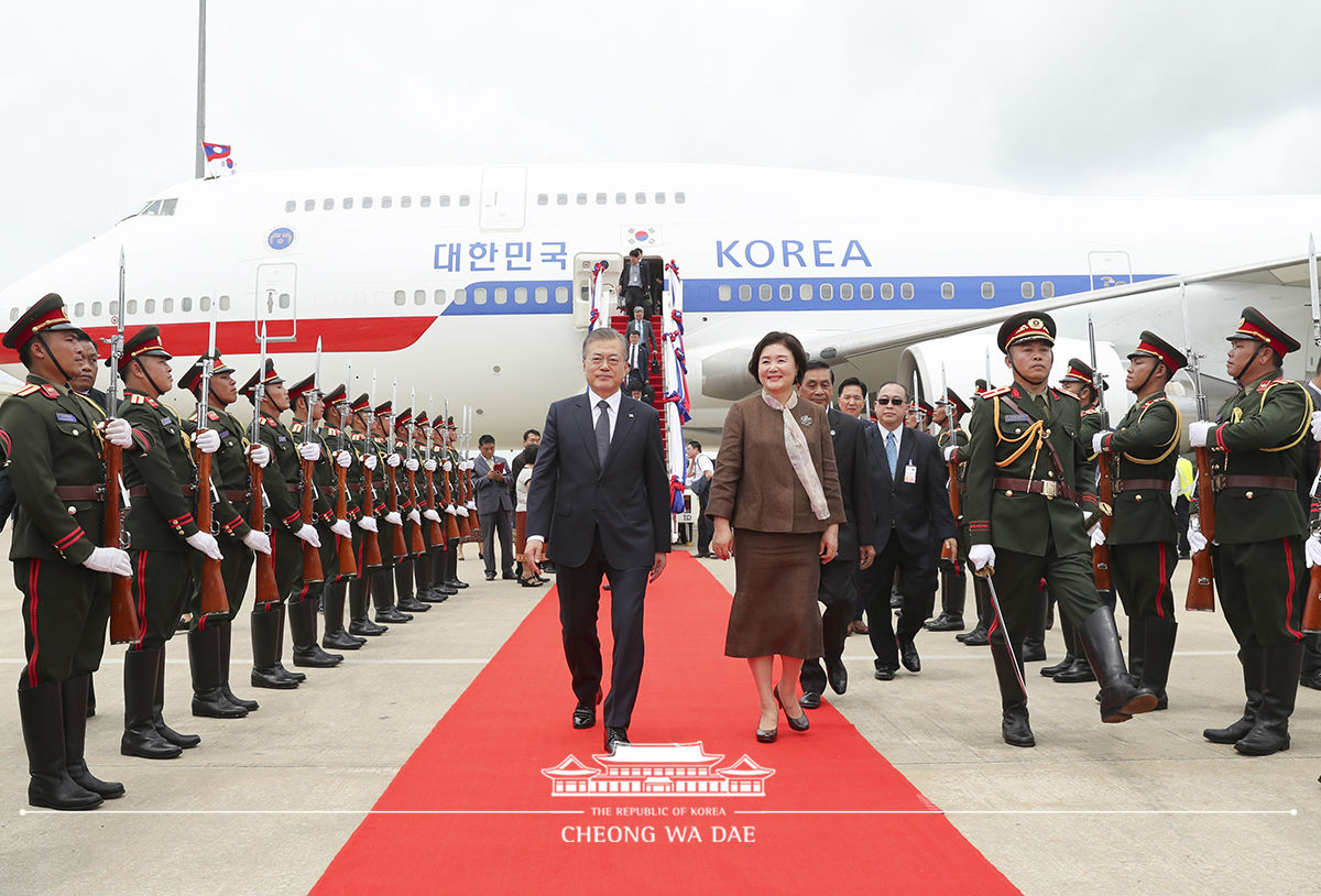 라오스 비엔티안 와타이 국제공항 도착 행사