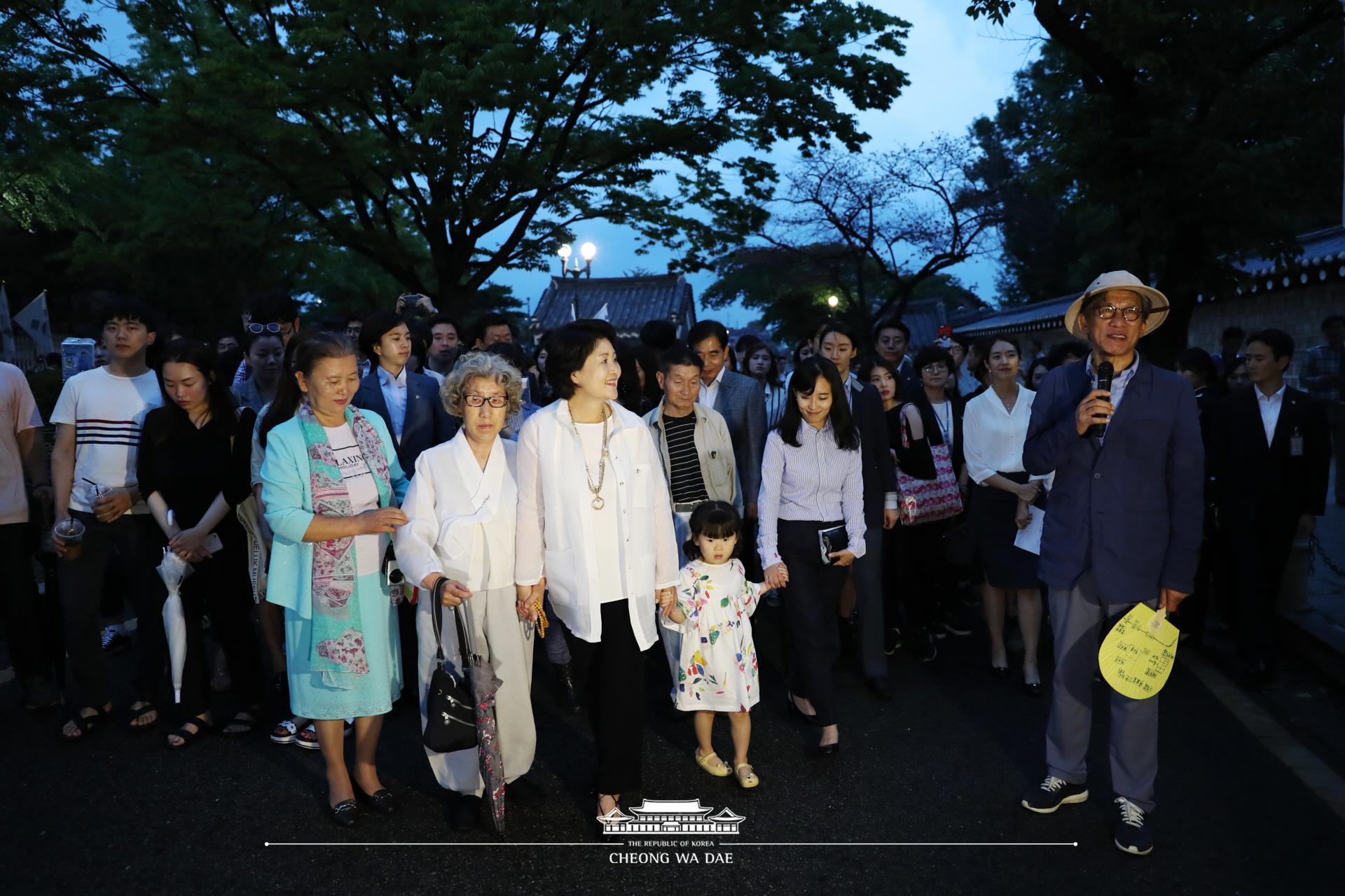 김정숙 여사님_열린 청와대 50년만의 한밤 산책