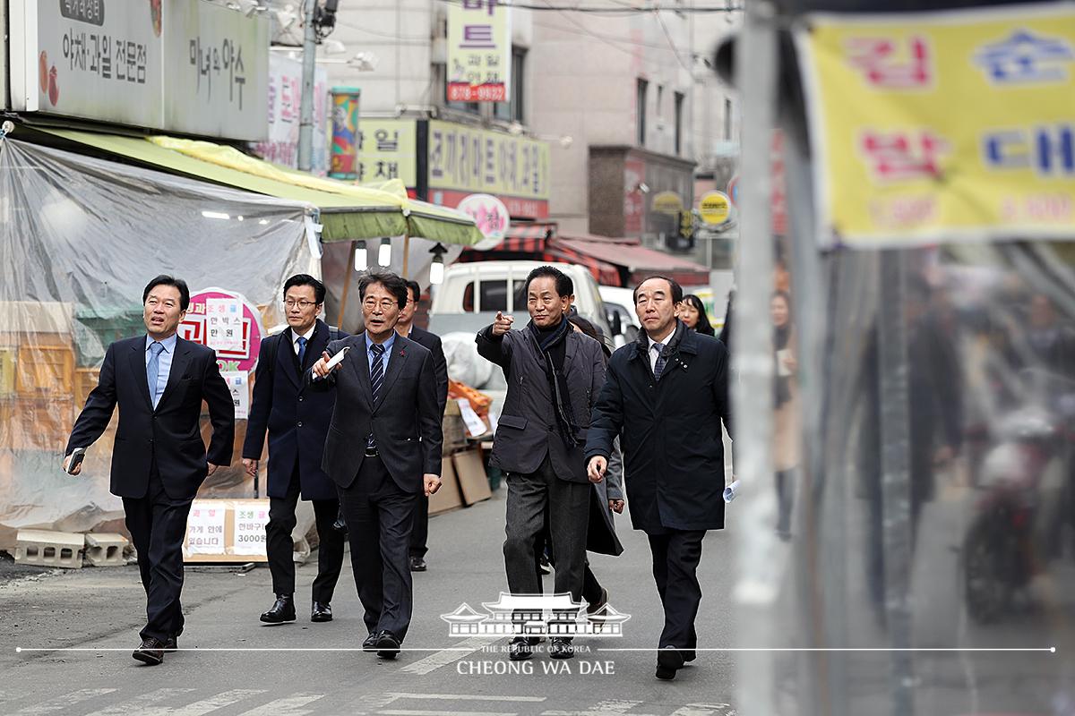 장하성 정책실장, 최저임금 관련 소상공인 현장 행보