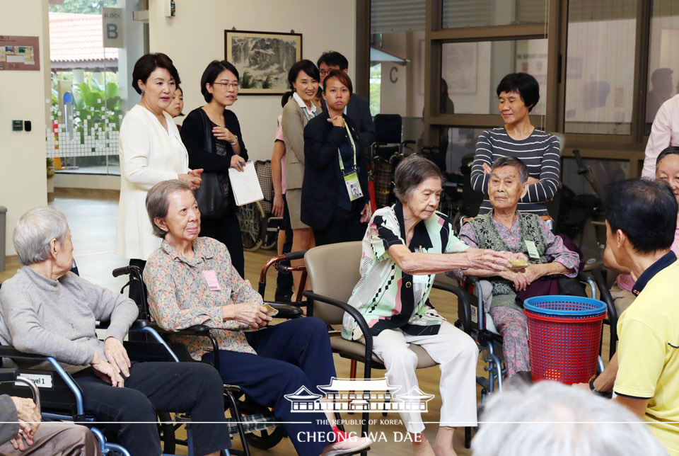 김정숙 여사, ‘퀑 와이 시우’ 요양병원 방문