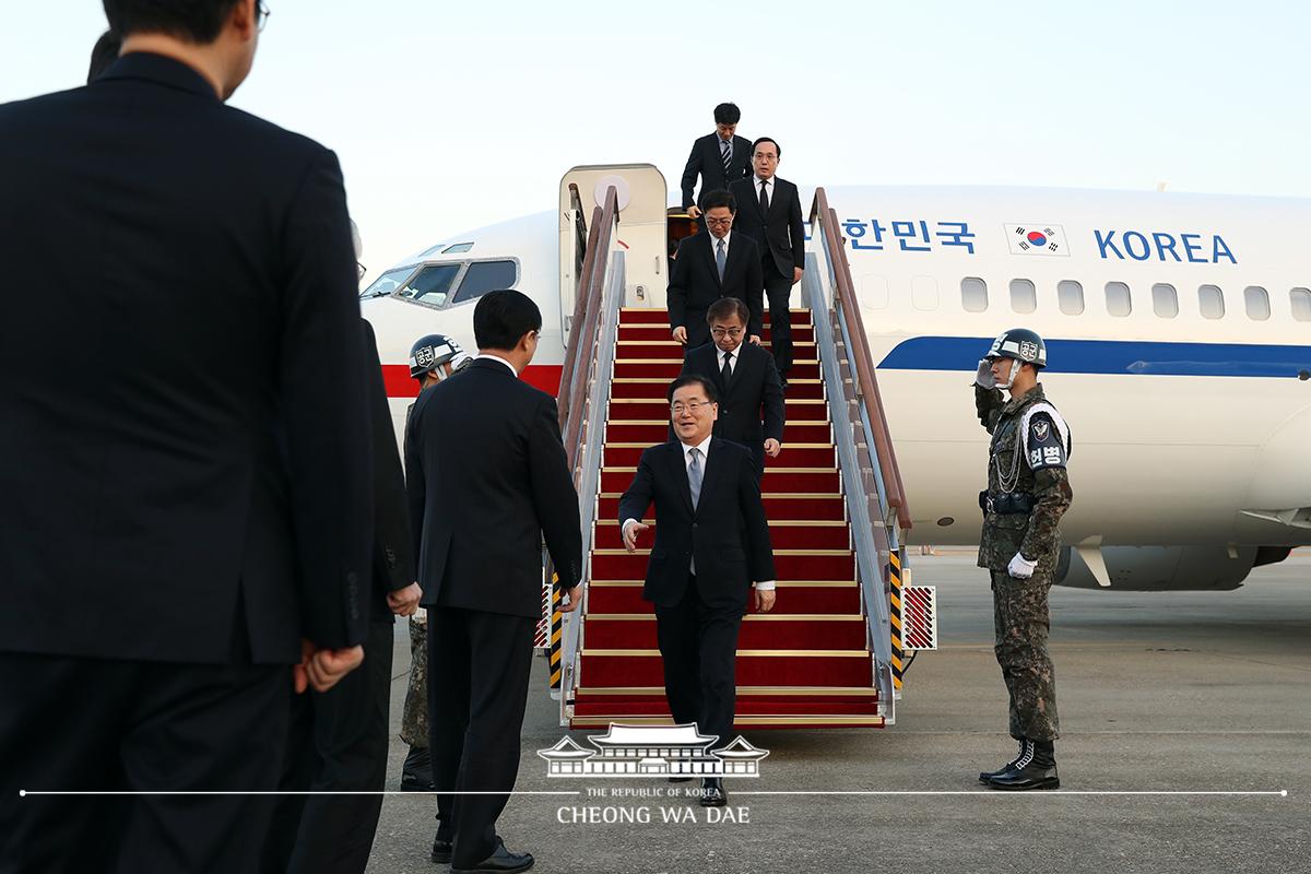 대북 특별사절 대표단 공항 도착