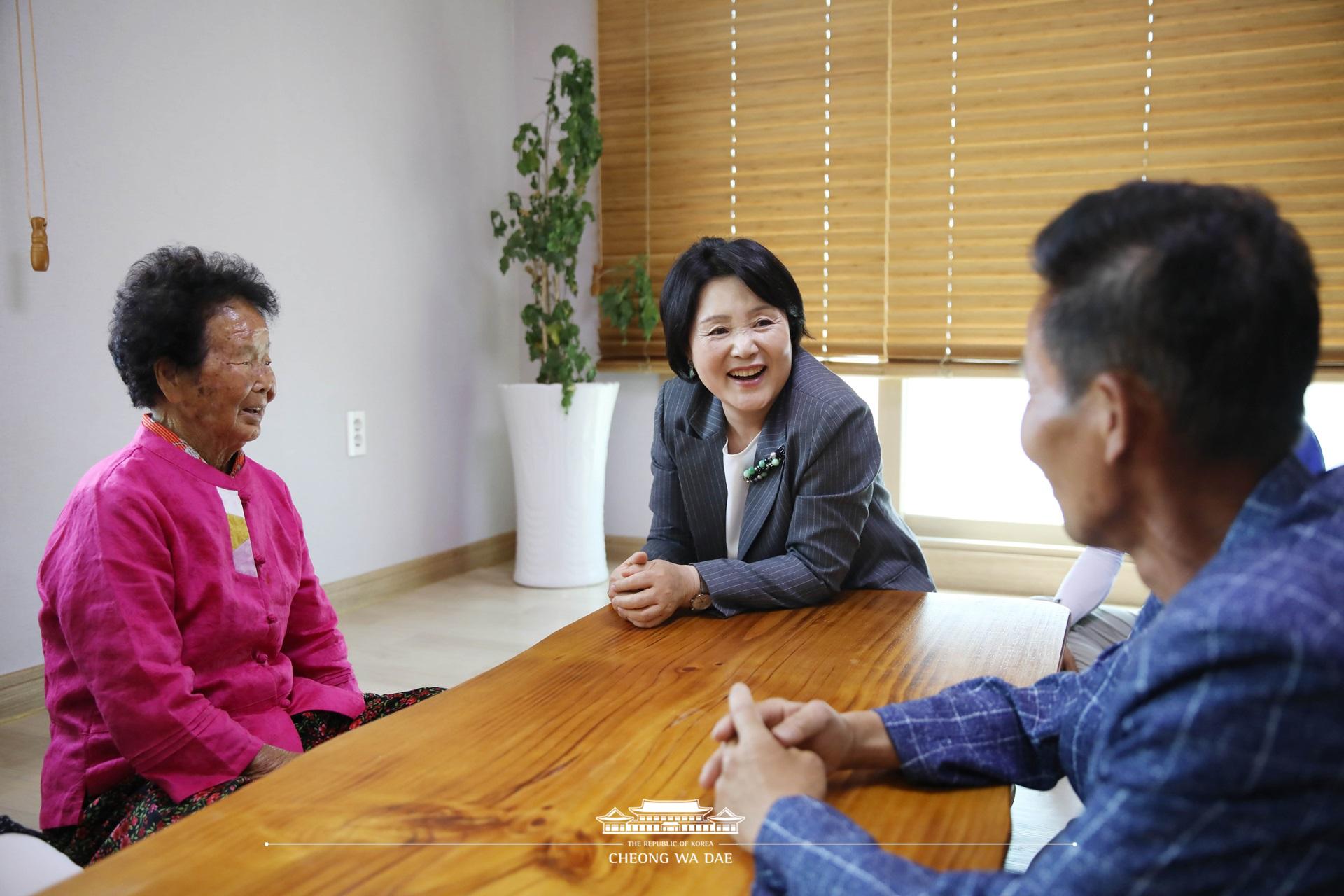 김정숙 여사_거제생가 마을회관 방문