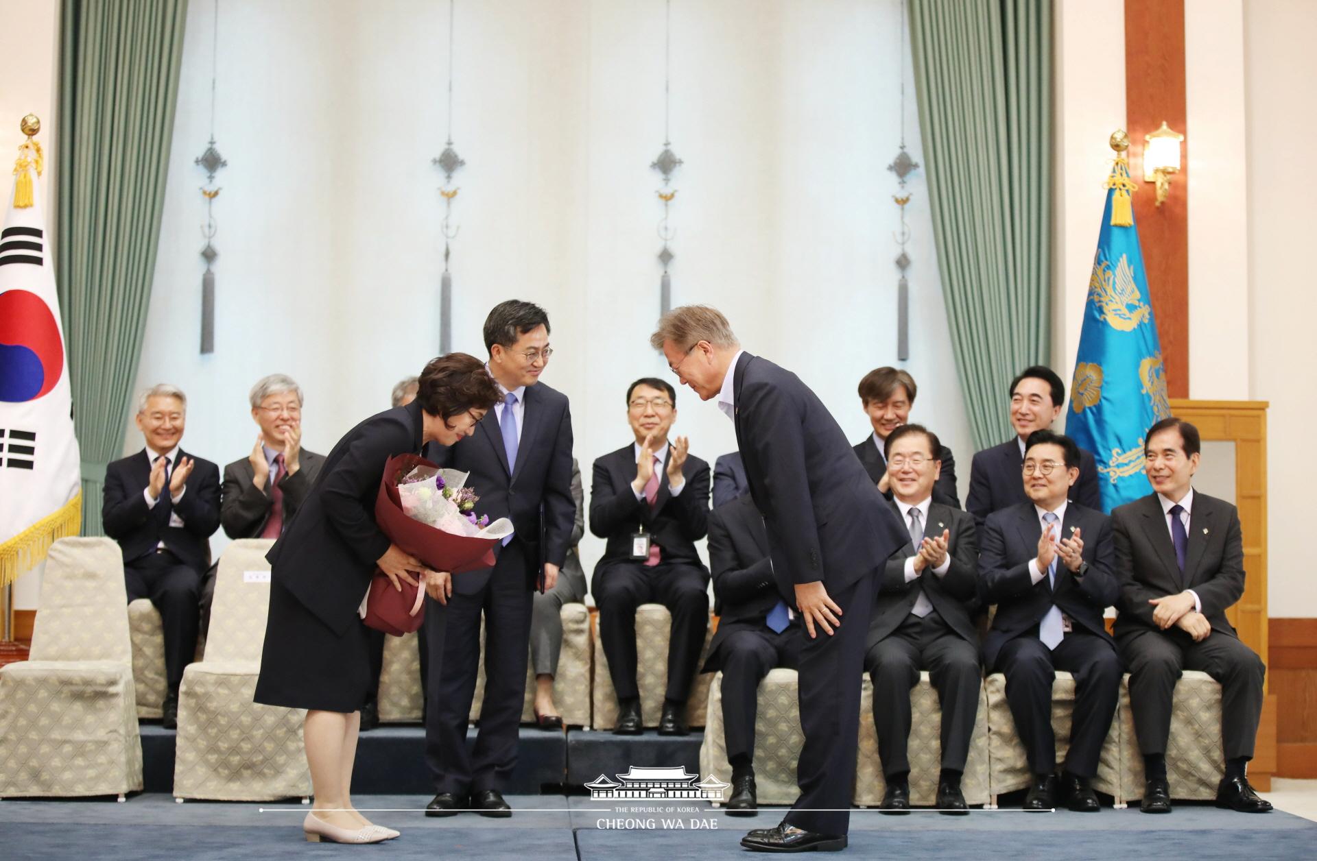 문재인 대통령_김동연 경제부총리 임명장 수여식