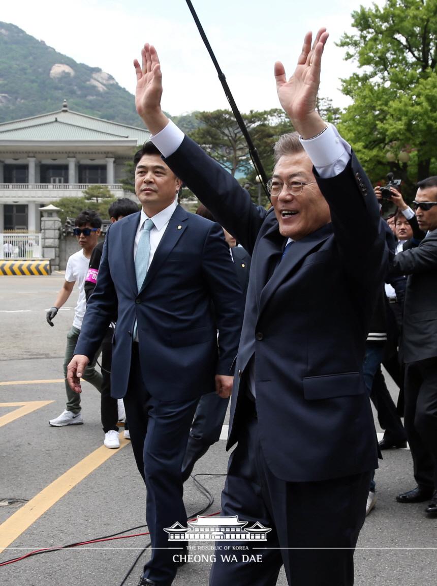 문재인대통령_청와대앞주민환영