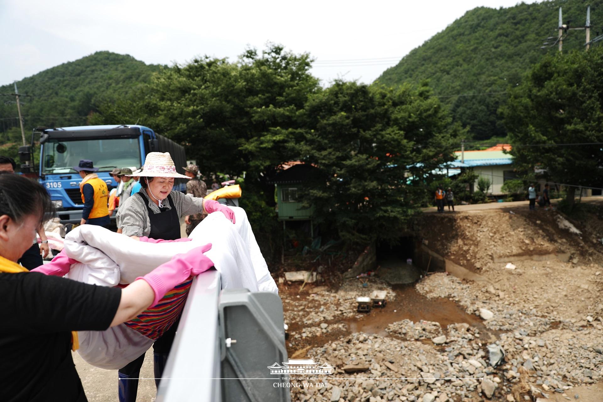 김정숙 여사, 청주 수해 피해지역 봉사