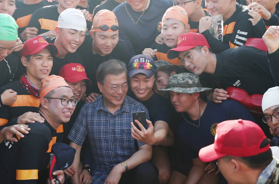 해군사관학교 생도들 함께 기념사진