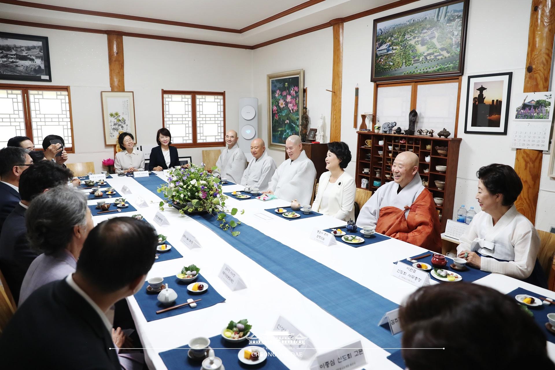 김정숙여사, 봉은사 전통문화 체험관 준공식