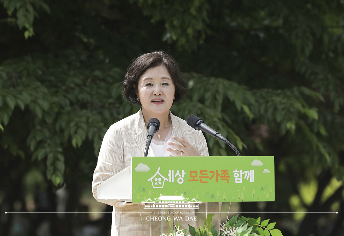 김정숙 여사, ‘세상모든가족, 함께’ 숲 속 나들이