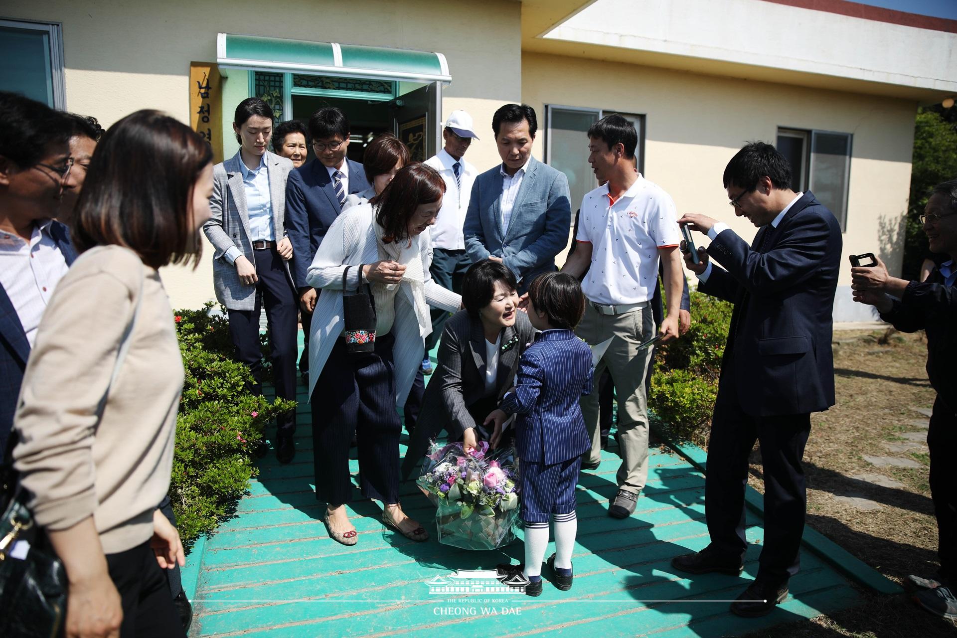 김정숙 여사_거제생가 마을회관 방문