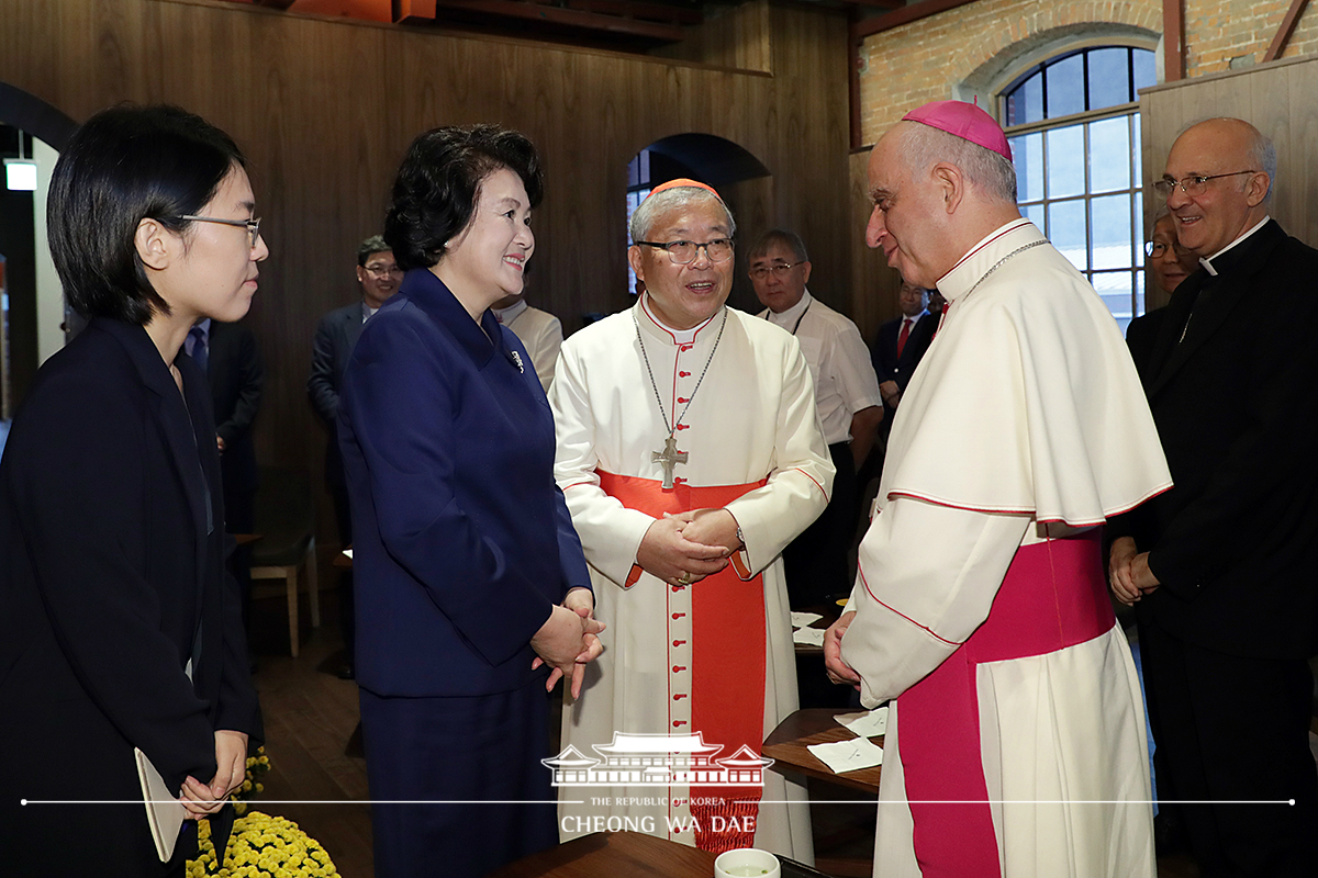 김정숙 여사, 천주교 서울 순례길 국제순례지 선포식 기념 아시아 주교단과 함께하는 미사 참석