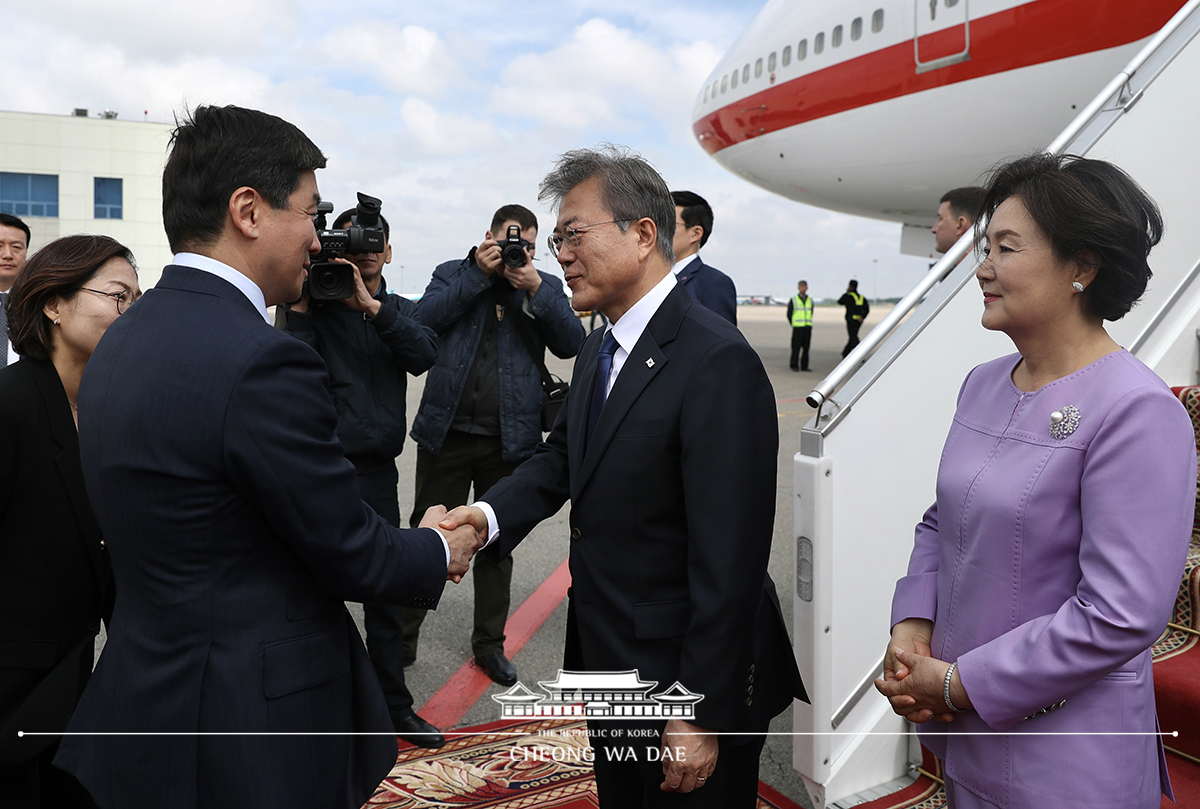 알마티 공항 도착 행사