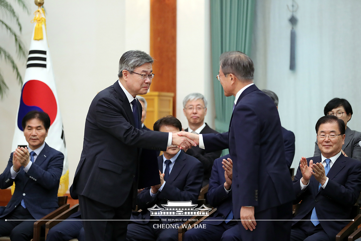 신임 국방부 장관 등 임명장 수여식