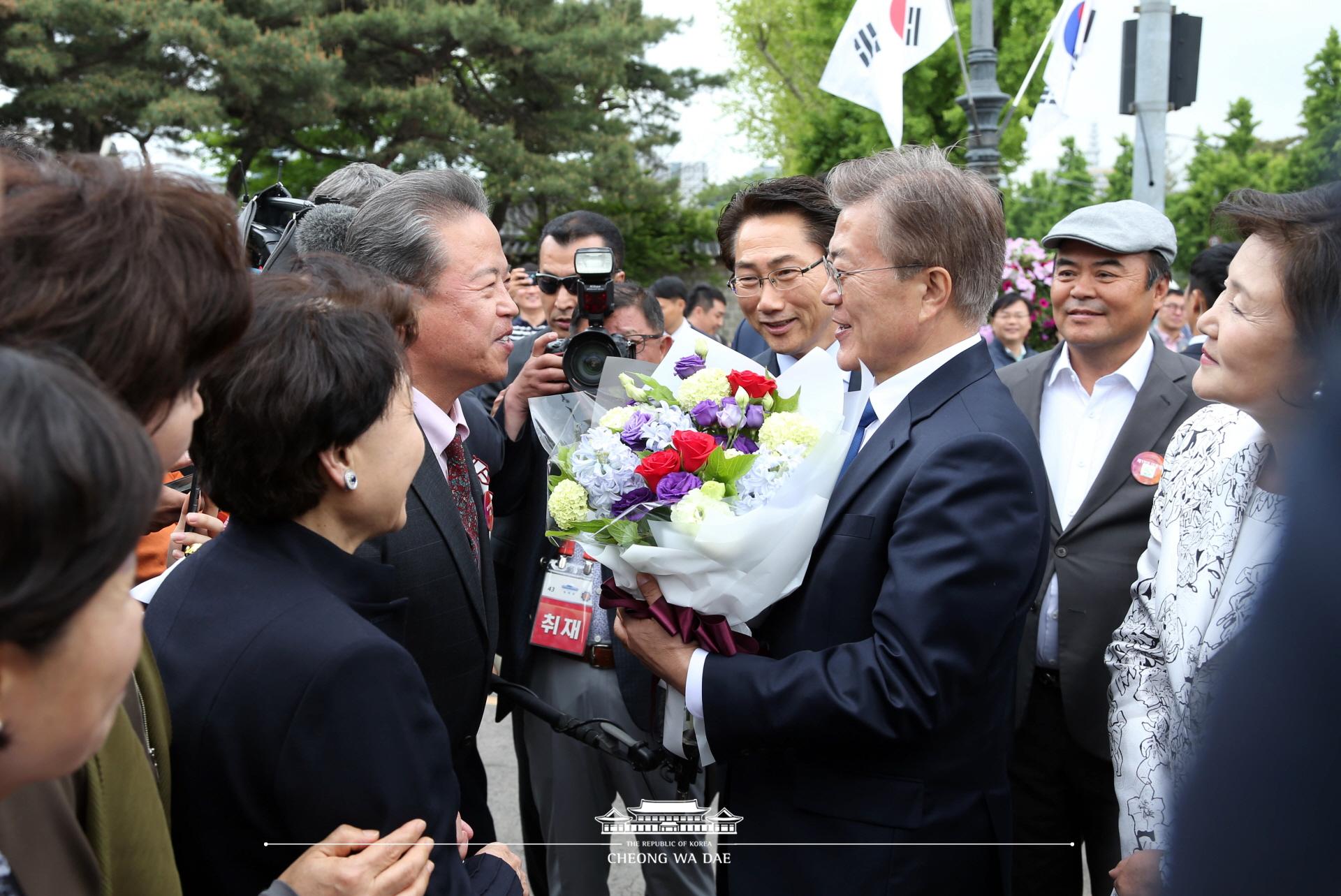 문재인대통령_청와대앞주민환영