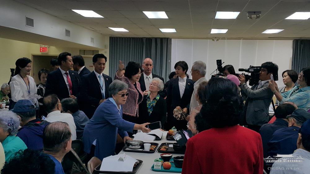  동포 어르신께 직접 담근 게장과 깍두기, 김치 대접한 김정숙 여사