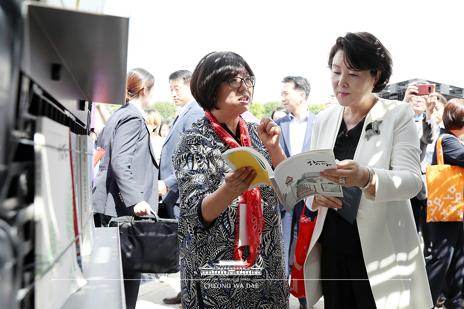 김정숙 여사, ‘2018 수원한국지역도서전’ 방문