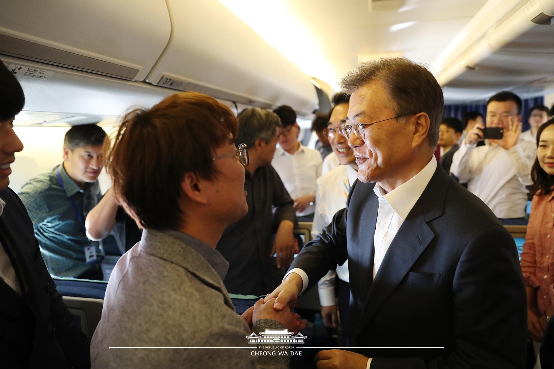 G20_한국 오는 비행기안