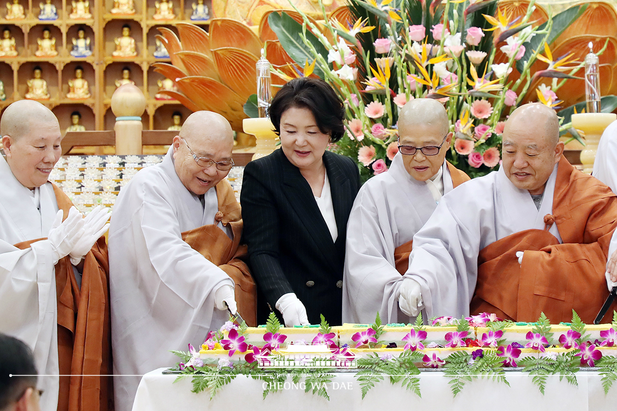 김정숙 여사, 조계종 전국비구니회 50주년 기념행사