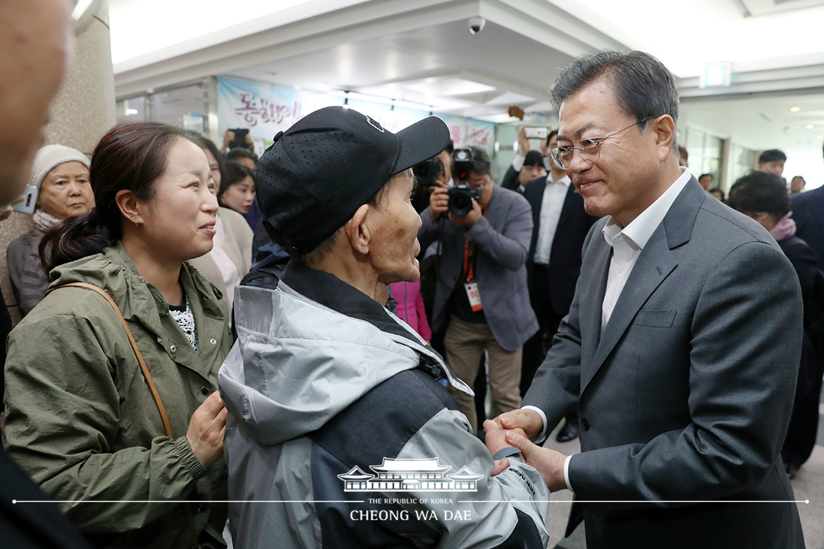 강원도 산불피해 이재민 거주시설 방문