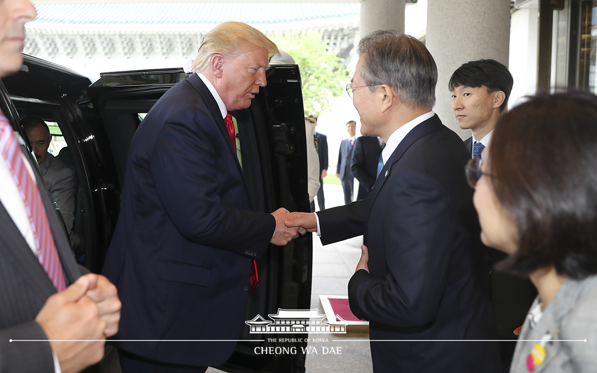 도널드 트럼프 미국 대통령 도착 영접, 방명록 서명 및 기념촬영