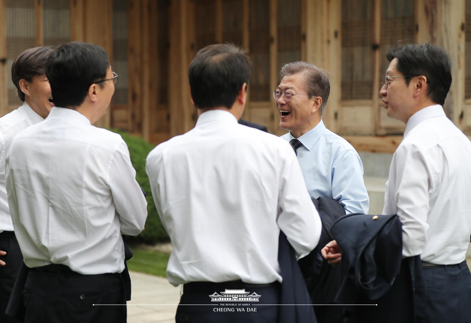 문재인 대통령_청와대 기능직원 오찬 및 산책 여민관