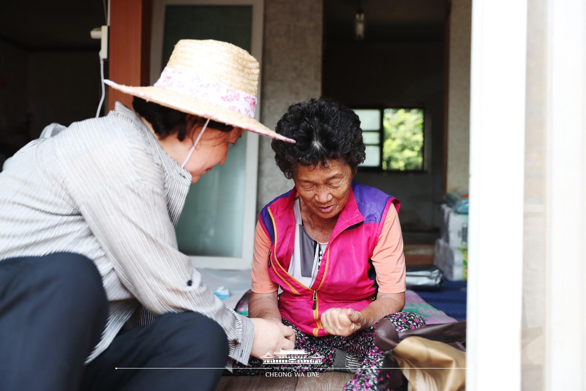 김정숙 여사, 청주 수해 피해지역 봉사