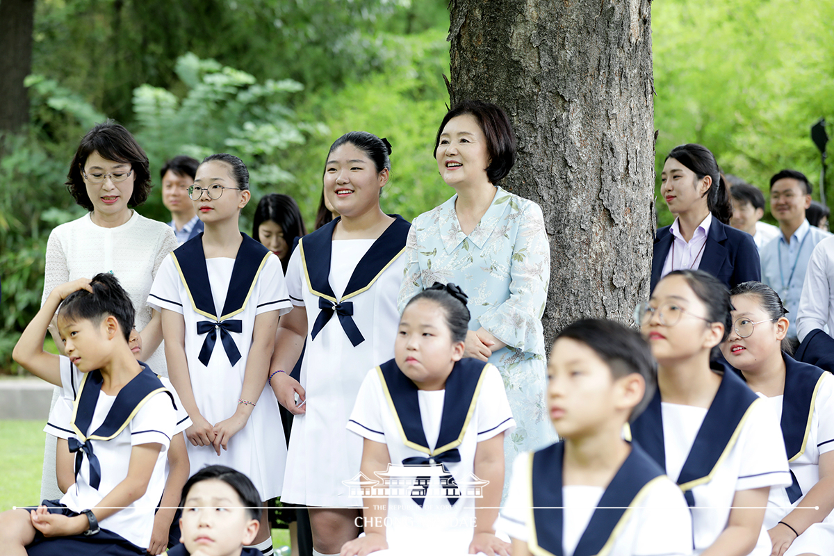 김정숙 여사, 논산파랑새합창단 청와대 합창공연