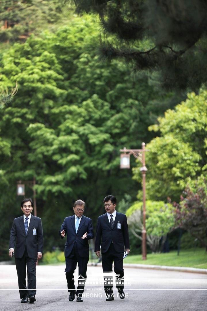 문재인 대통령_여민관 아침출근