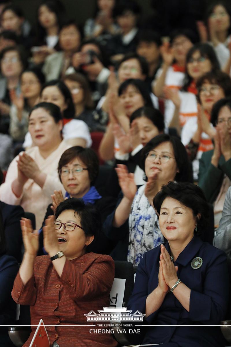 김정숙 여사, 한부모 가족의 날 제정 기념행사 깜짝방문