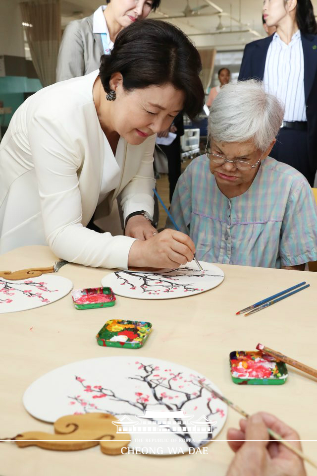 김정숙 여사, ‘퀑 와이 시우’ 요양병원 방문