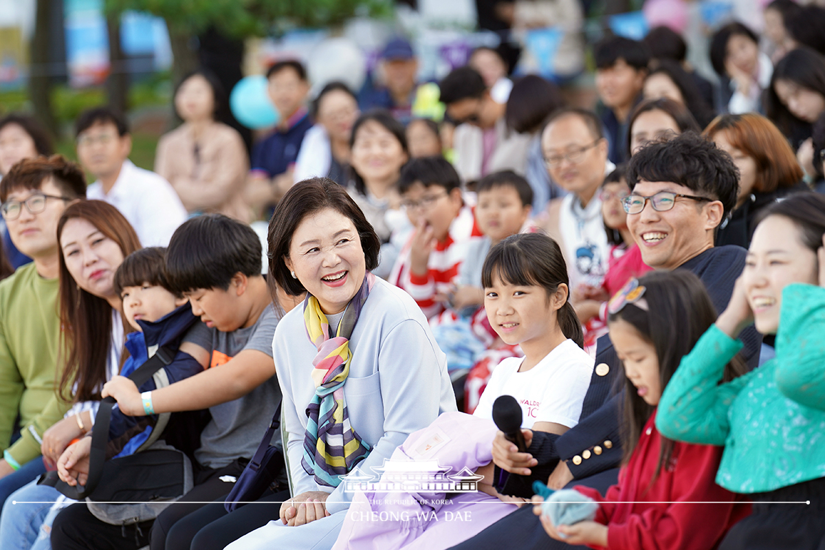 김정숙 여사, 부산에서 ‘세상모든가족함께 바다나들이’ 참석