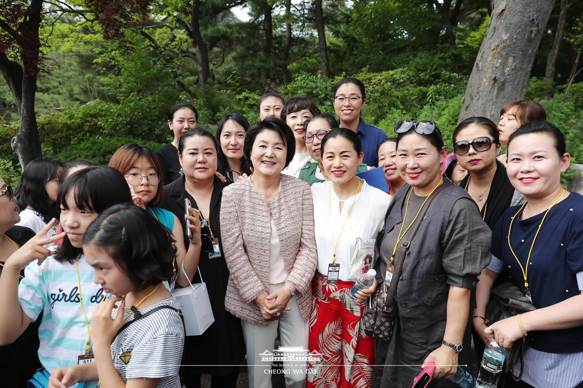 김정숙여사_청와대 관람객과 기념사진