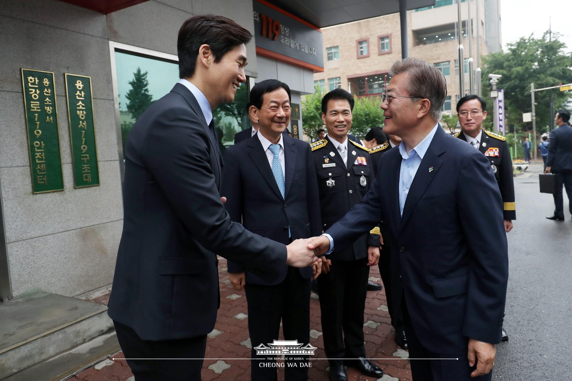 문재인 대통령_용산소방서 방문