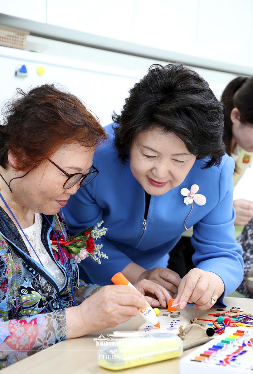 김정숙 여사, 어버이날 맞이 치매안심센터 현장 방문