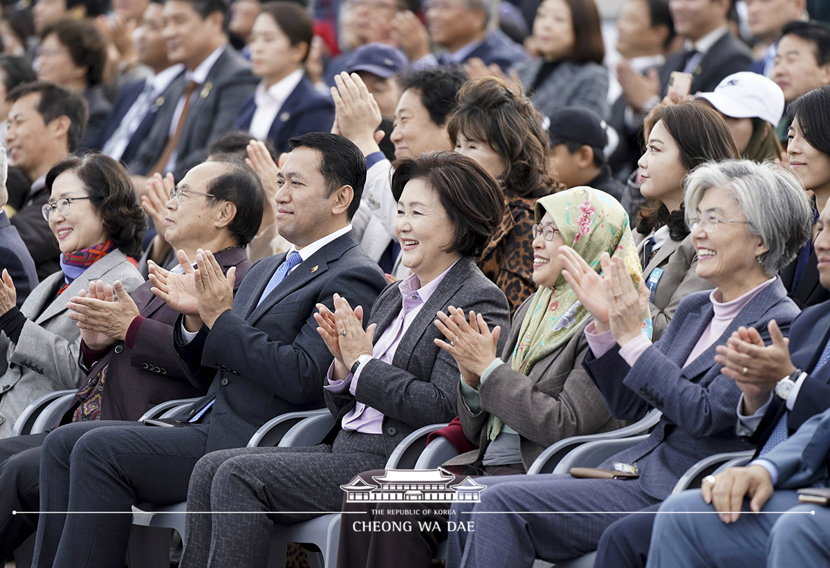 김정숙 여사, 한-아세안 특별정상회의 D-15 계기 부산시 환영행사 ‘하나의 바다, 하나의 하늘’ 참석