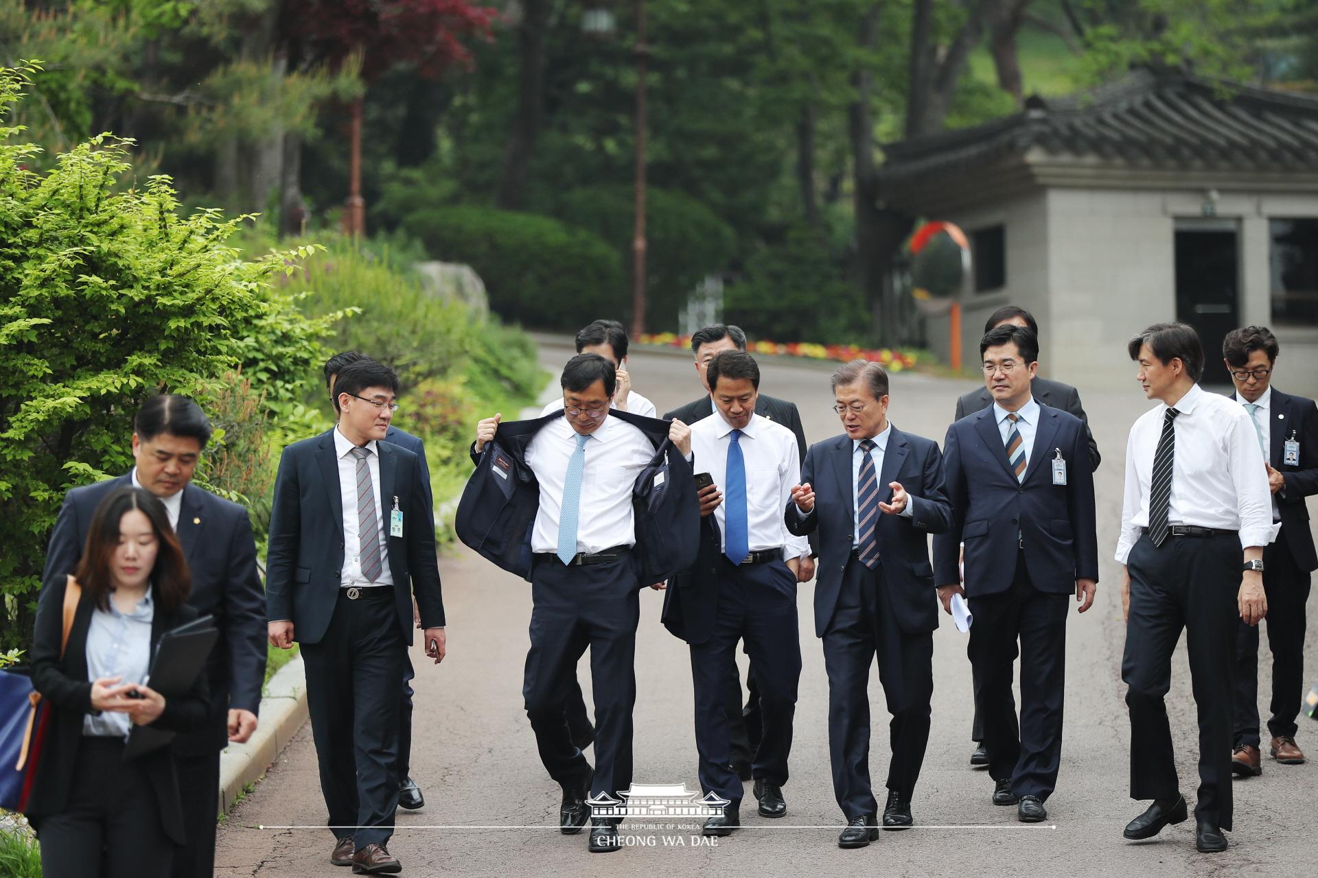 문재인 대통령_청와대 기능직원 오찬 및 산책 여민관