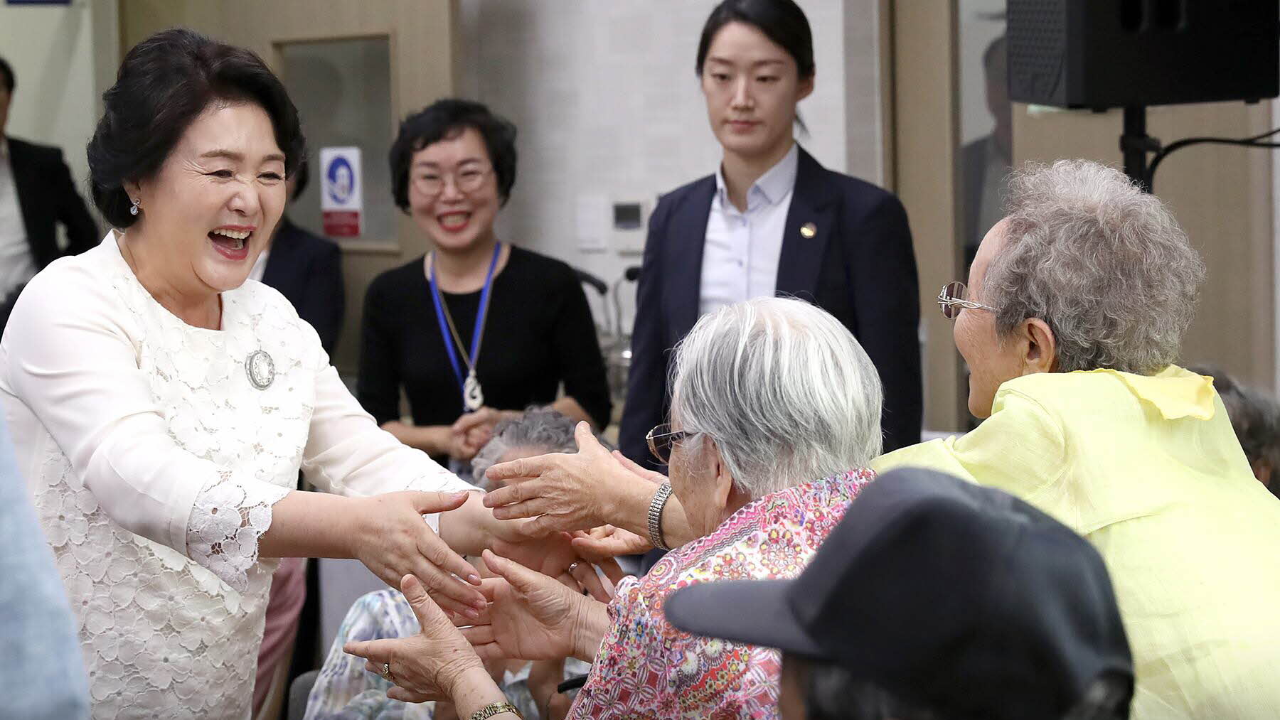 김정숙 여사, 광주 주월동 경로당 방문